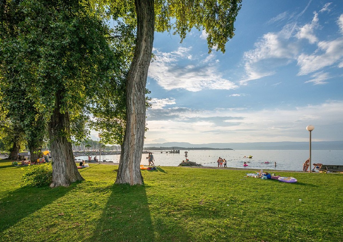Plage de Sciez on Lake Geneva — active beach near the marina