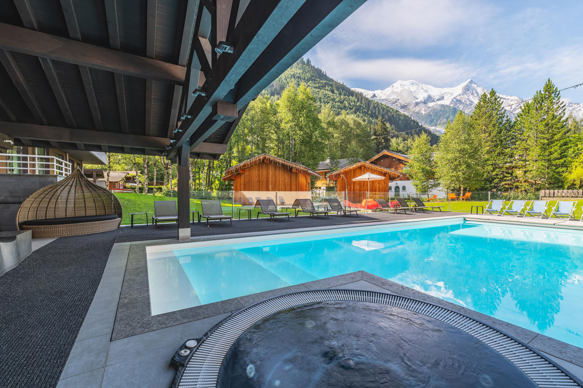 Pool at Refuge des Aiglons with the roof of Europe behind