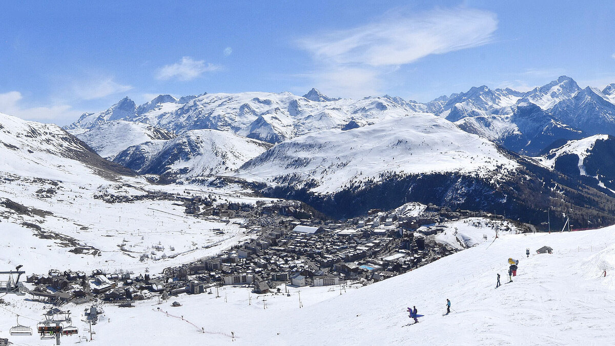 Alpe d'Huez in March — famous sunshine and excellent late-season snow