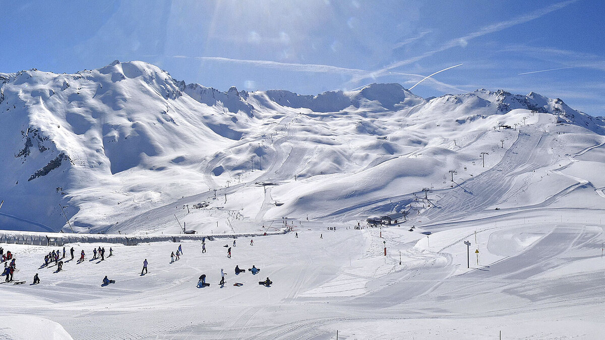 Val d'Isère ski slopes in late March — excellent snow conditions