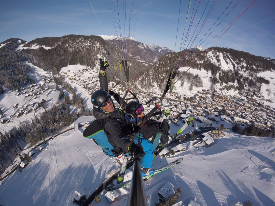 Vol en parapente au dessus d'une station de ski en Haute-Savoie
