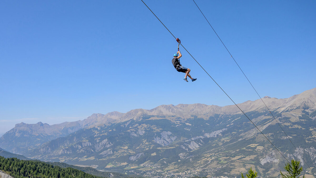 Sauze Super Line — 2,000 m zip line in two sections, 500 m vertical drop