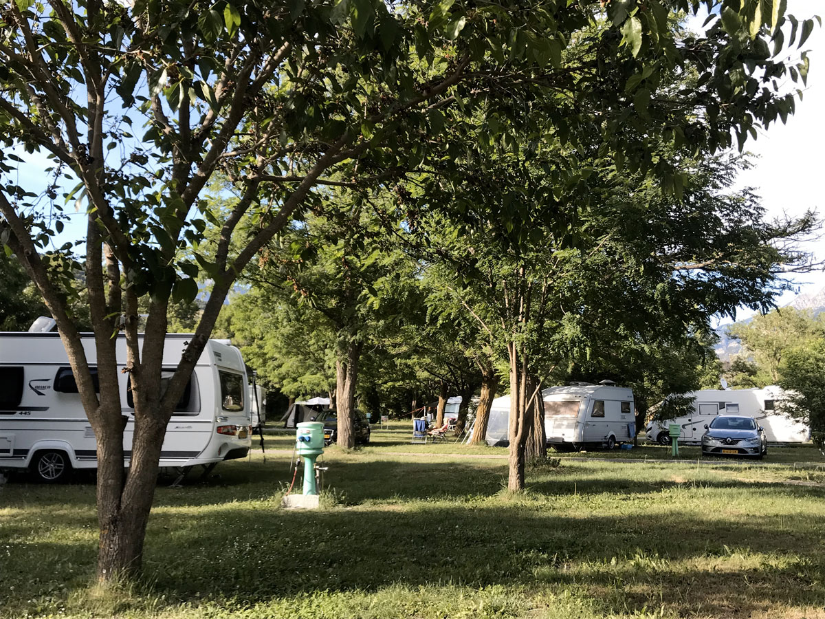 Camping La Vieille Ferme, a 30-minute walk from Embrun station