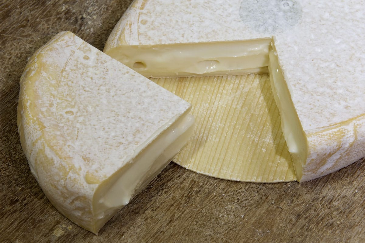 Reblochon AOP — creamy washed-rind cheese from the Aravis valley