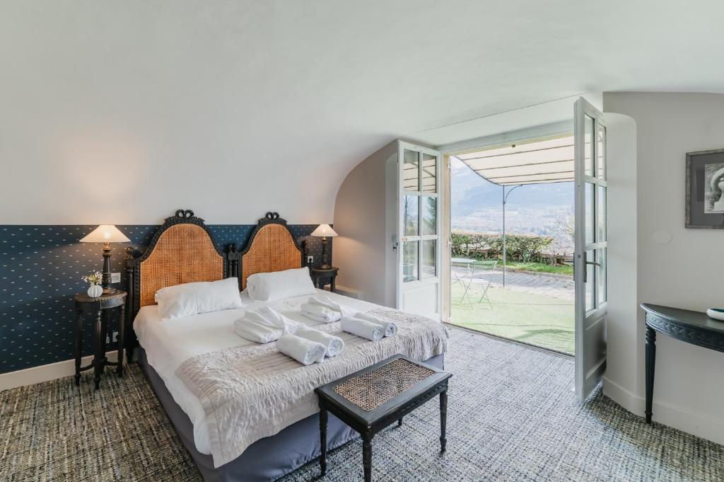 La Robeyere — 18th century manor hotel overlooking Serre-Ponçon lake