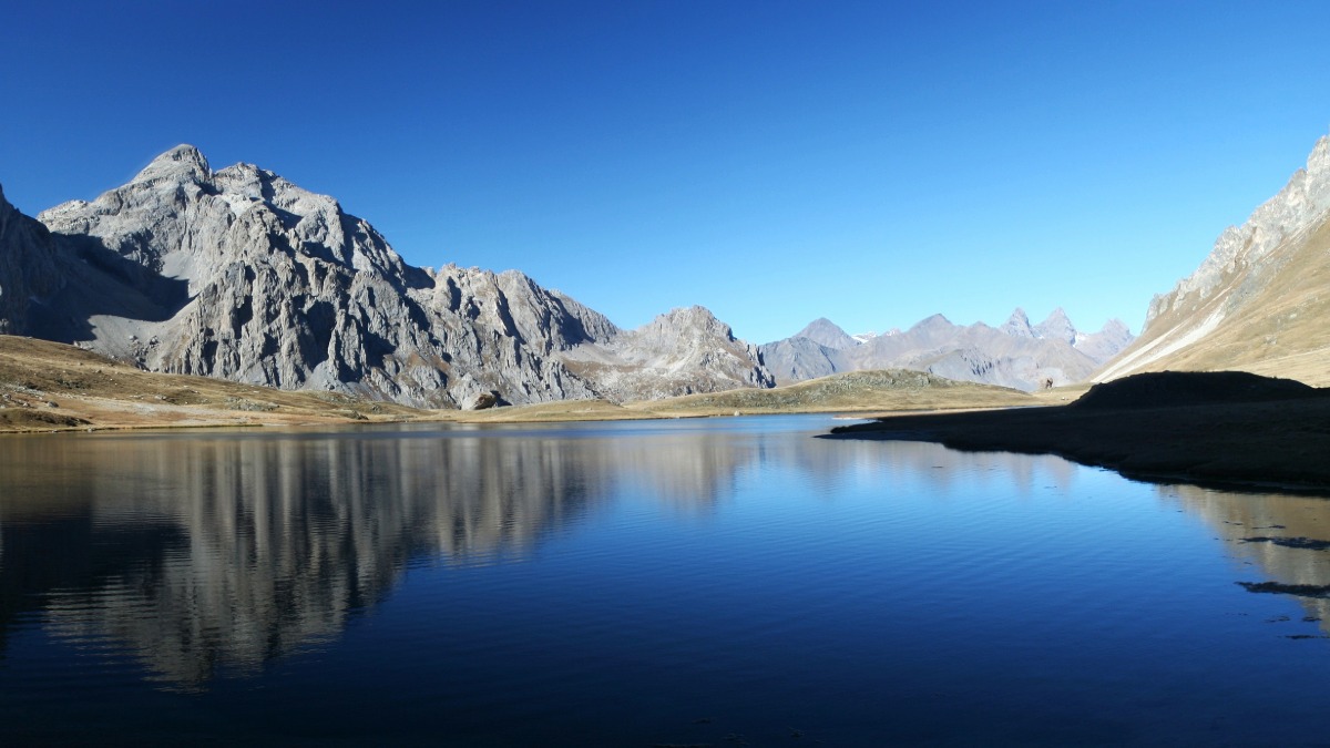 Lac des Cerces in autumn — Aiguilles d'Arves and Grand Galibier