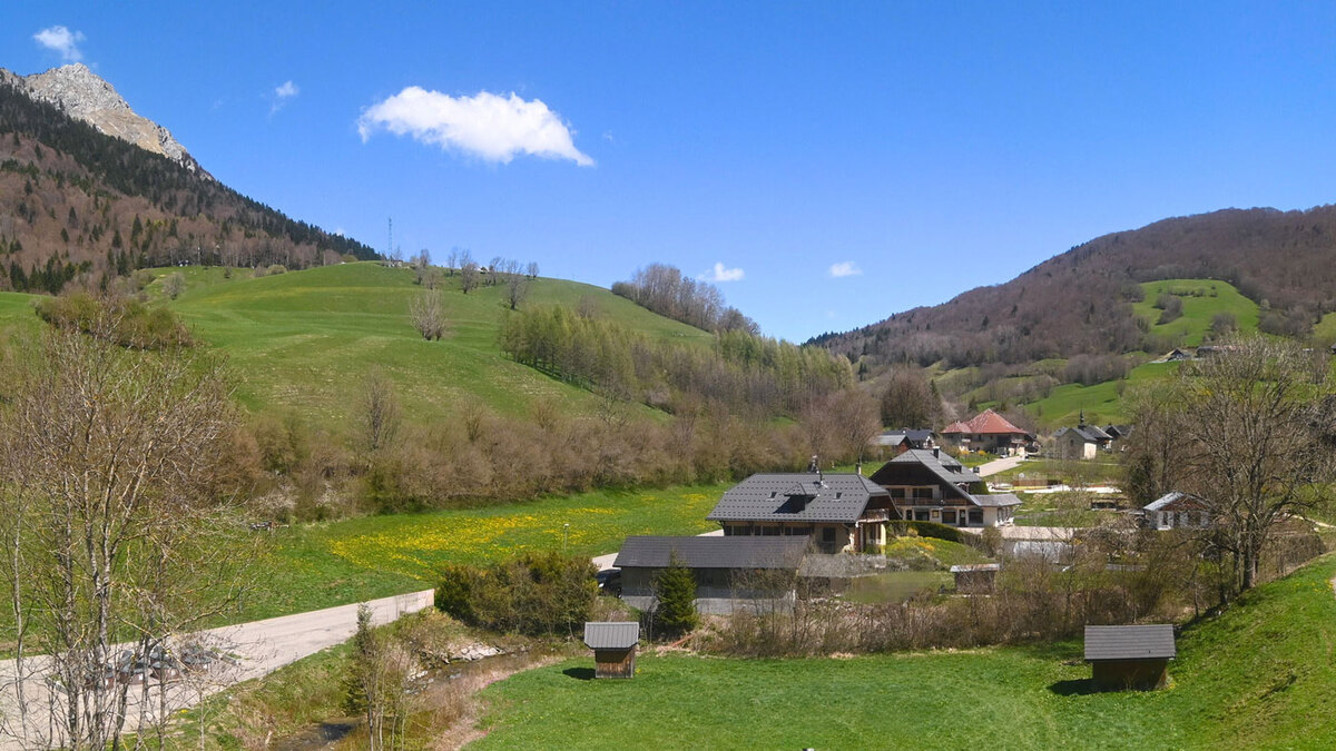 The Bauges massif in April — excellent hiking conditions below 1,800 m